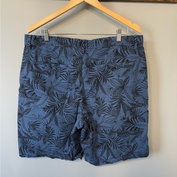 Men’s Banana Republic Aiden Shorts sized 36 blue and black tropical shirt - Picture 2 of 3